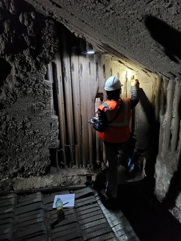 Engenheiro de campo realizando UT em tubos de caldeira