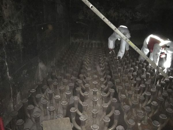 Inspeção de um leito fluidizado de uma caldeira industrial