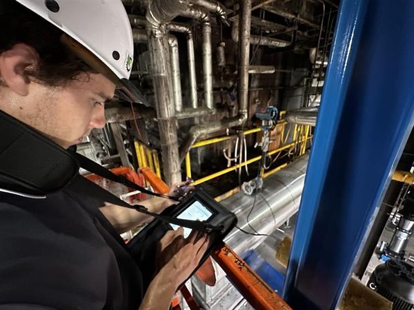 CPE engineer calibrating & spanning a transmitter with a TREX
