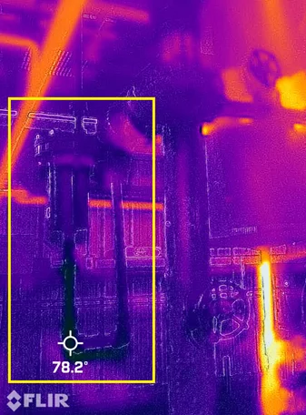 Imagem térmica de um purgador de vapor falhado fechado: o corpo do purgador marca 78°F, sem fluxo de condensado